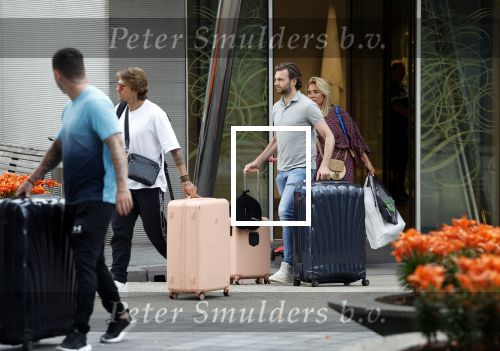 Schiphol Mijdrecht 25 juli 2022
Andre Hazes zijn zoontje Andre jr en ex Monique Westenberg arriveren op schiphol na een vakantie naar Thailand . Ze worden bij het VIP Cenrum opgehaald door Djarno en Diego Hofland die Andre naar het huis van zijn moeder Rachel in Mijdrecht brengen. Monique en Andre Jr gaan met chauffeur naar Berkel en Rodenrijs.