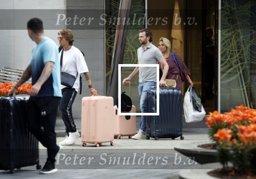 Schiphol Mijdrecht 25 juli 2022
Andre Hazes zijn zoontje Andre jr en ex Monique Westenberg arriveren op schiphol na een vakantie naar Thailand . Ze worden bij het VIP Cenrum opgehaald door Djarno en Diego Hofland die Andre naar het huis van zijn moeder Rachel in Mijdrecht brengen. Monique en Andre Jr gaan met chauffeur naar Berkel en Rodenrijs.