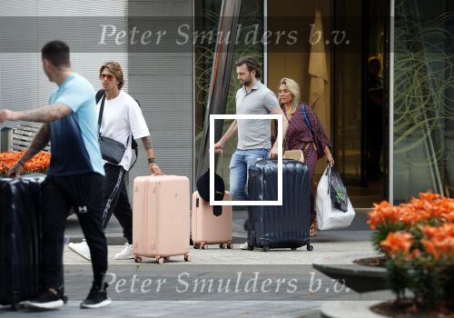 Schiphol Mijdrecht 25 juli 2022
Andre Hazes zijn zoontje Andre jr en ex Monique Westenberg arriveren op schiphol na een vakantie naar Thailand . Ze worden bij het VIP Cenrum opgehaald door Djarno en Diego Hofland die Andre naar het huis van zijn moeder Rachel in Mijdrecht brengen. Monique en Andre Jr gaan met chauffeur naar Berkel en Rodenrijs.