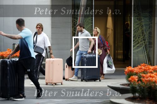 Schiphol Mijdrecht 25 juli 2022
Andre Hazes zijn zoontje Andre jr en ex Monique Westenberg arriveren op schiphol na een vakantie naar Thailand . Ze worden bij het VIP Cenrum opgehaald door Djarno en Diego Hofland die Andre naar het huis van zijn moeder Rachel in Mijdrecht brengen. Monique en Andre Jr gaan met chauffeur naar Berkel en Rodenrijs.