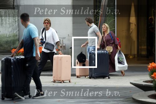 Schiphol Mijdrecht 25 juli 2022
Andre Hazes zijn zoontje Andre jr en ex Monique Westenberg arriveren op schiphol na een vakantie naar Thailand . Ze worden bij het VIP Cenrum opgehaald door Djarno en Diego Hofland die Andre naar het huis van zijn moeder Rachel in Mijdrecht brengen. Monique en Andre Jr gaan met chauffeur naar Berkel en Rodenrijs.