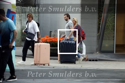 Schiphol Mijdrecht 25 juli 2022
Andre Hazes zijn zoontje Andre jr en ex Monique Westenberg arriveren op schiphol na een vakantie naar Thailand . Ze worden bij het VIP Cenrum opgehaald door Djarno en Diego Hofland die Andre naar het huis van zijn moeder Rachel in Mijdrecht brengen. Monique en Andre Jr gaan met chauffeur naar Berkel en Rodenrijs.
