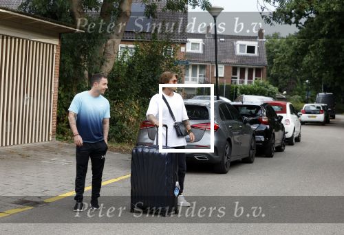 Schiphol Mijdrecht 25 juli 2022
Andre Hazes zijn zoontje Andre jr en ex Monique Westenberg arriveren op schiphol na een vakantie naar Thailand . Ze worden bij het VIP Cenrum opgehaald door Djarno en Diego Hofland die Andre naar het huis van zijn moeder Rachel in Mijdrecht brengen. Monique en Andre Jr gaan met chauffeur naar Berkel en Rodenrijs.
