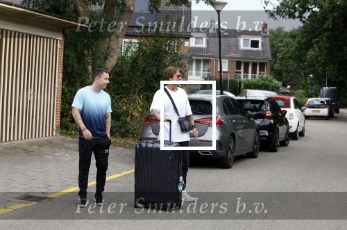 Schiphol Mijdrecht 25 juli 2022
Andre Hazes zijn zoontje Andre jr en ex Monique Westenberg arriveren op schiphol na een vakantie naar Thailand . Ze worden bij het VIP Cenrum opgehaald door Djarno en Diego Hofland die Andre naar het huis van zijn moeder Rachel in Mijdrecht brengen. Monique en Andre Jr gaan met chauffeur naar Berkel en Rodenrijs.