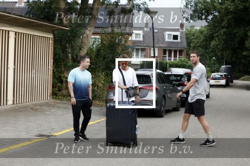 Schiphol Mijdrecht 25 juli 2022
Andre Hazes zijn zoontje Andre jr en ex Monique Westenberg arriveren op schiphol na een vakantie naar Thailand . Ze worden bij het VIP Cenrum opgehaald door Djarno en Diego Hofland die Andre naar het huis van zijn moeder Rachel in Mijdrecht brengen. Monique en Andre Jr gaan met chauffeur naar Berkel en Rodenrijs.
