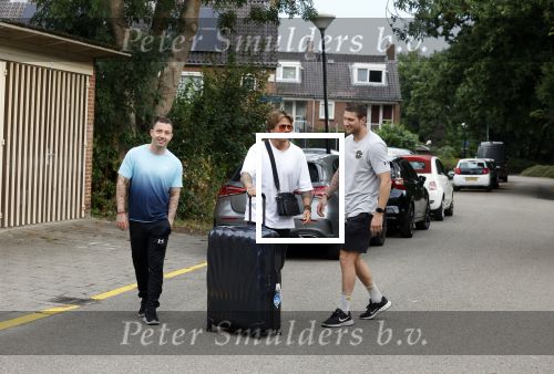 Schiphol Mijdrecht 25 juli 2022
Andre Hazes zijn zoontje Andre jr en ex Monique Westenberg arriveren op schiphol na een vakantie naar Thailand . Ze worden bij het VIP Cenrum opgehaald door Djarno en Diego Hofland die Andre naar het huis van zijn moeder Rachel in Mijdrecht brengen. Monique en Andre Jr gaan met chauffeur naar Berkel en Rodenrijs.