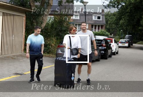 Schiphol Mijdrecht 25 juli 2022
Andre Hazes zijn zoontje Andre jr en ex Monique Westenberg arriveren op schiphol na een vakantie naar Thailand . Ze worden bij het VIP Cenrum opgehaald door Djarno en Diego Hofland die Andre naar het huis van zijn moeder Rachel in Mijdrecht brengen. Monique en Andre Jr gaan met chauffeur naar Berkel en Rodenrijs.