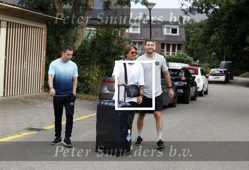 Schiphol Mijdrecht 25 juli 2022
Andre Hazes zijn zoontje Andre jr en ex Monique Westenberg arriveren op schiphol na een vakantie naar Thailand . Ze worden bij het VIP Cenrum opgehaald door Djarno en Diego Hofland die Andre naar het huis van zijn moeder Rachel in Mijdrecht brengen. Monique en Andre Jr gaan met chauffeur naar Berkel en Rodenrijs.