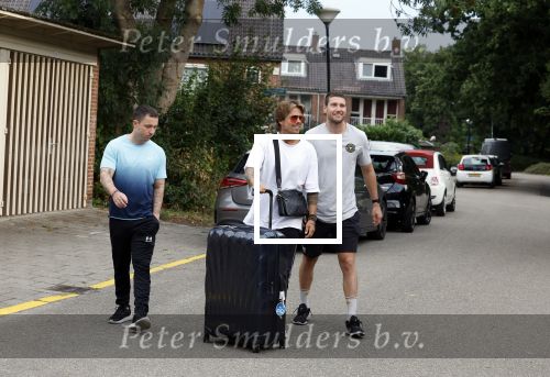 Schiphol Mijdrecht 25 juli 2022
Andre Hazes zijn zoontje Andre jr en ex Monique Westenberg arriveren op schiphol na een vakantie naar Thailand . Ze worden bij het VIP Cenrum opgehaald door Djarno en Diego Hofland die Andre naar het huis van zijn moeder Rachel in Mijdrecht brengen. Monique en Andre Jr gaan met chauffeur naar Berkel en Rodenrijs.