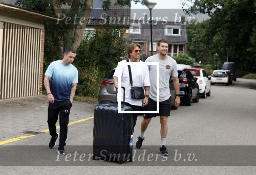 Schiphol Mijdrecht 25 juli 2022
Andre Hazes zijn zoontje Andre jr en ex Monique Westenberg arriveren op schiphol na een vakantie naar Thailand . Ze worden bij het VIP Cenrum opgehaald door Djarno en Diego Hofland die Andre naar het huis van zijn moeder Rachel in Mijdrecht brengen. Monique en Andre Jr gaan met chauffeur naar Berkel en Rodenrijs.