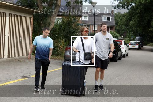 Schiphol Mijdrecht 25 juli 2022
Andre Hazes zijn zoontje Andre jr en ex Monique Westenberg arriveren op schiphol na een vakantie naar Thailand . Ze worden bij het VIP Cenrum opgehaald door Djarno en Diego Hofland die Andre naar het huis van zijn moeder Rachel in Mijdrecht brengen. Monique en Andre Jr gaan met chauffeur naar Berkel en Rodenrijs.