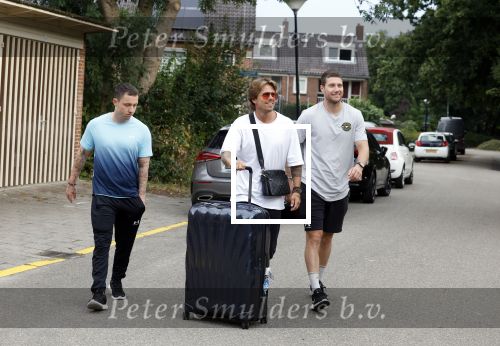 Schiphol Mijdrecht 25 juli 2022
Andre Hazes zijn zoontje Andre jr en ex Monique Westenberg arriveren op schiphol na een vakantie naar Thailand . Ze worden bij het VIP Cenrum opgehaald door Djarno en Diego Hofland die Andre naar het huis van zijn moeder Rachel in Mijdrecht brengen. Monique en Andre Jr gaan met chauffeur naar Berkel en Rodenrijs.
