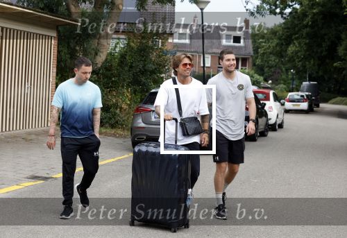 Schiphol Mijdrecht 25 juli 2022
Andre Hazes zijn zoontje Andre jr en ex Monique Westenberg arriveren op schiphol na een vakantie naar Thailand . Ze worden bij het VIP Cenrum opgehaald door Djarno en Diego Hofland die Andre naar het huis van zijn moeder Rachel in Mijdrecht brengen. Monique en Andre Jr gaan met chauffeur naar Berkel en Rodenrijs.
