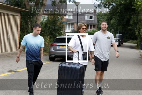 Schiphol Mijdrecht 25 juli 2022
Andre Hazes zijn zoontje Andre jr en ex Monique Westenberg arriveren op schiphol na een vakantie naar Thailand . Ze worden bij het VIP Cenrum opgehaald door Djarno en Diego Hofland die Andre naar het huis van zijn moeder Rachel in Mijdrecht brengen. Monique en Andre Jr gaan met chauffeur naar Berkel en Rodenrijs.