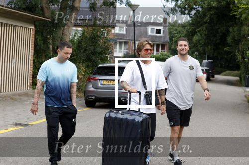 Schiphol Mijdrecht 25 juli 2022
Andre Hazes zijn zoontje Andre jr en ex Monique Westenberg arriveren op schiphol na een vakantie naar Thailand . Ze worden bij het VIP Cenrum opgehaald door Djarno en Diego Hofland die Andre naar het huis van zijn moeder Rachel in Mijdrecht brengen. Monique en Andre Jr gaan met chauffeur naar Berkel en Rodenrijs.