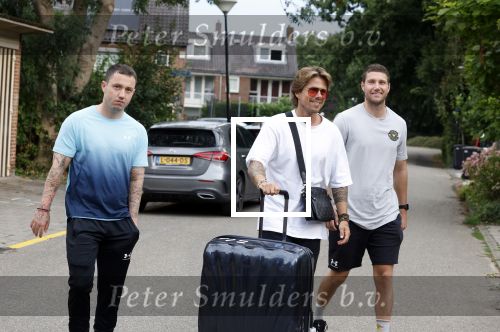 Schiphol Mijdrecht 25 juli 2022
Andre Hazes zijn zoontje Andre jr en ex Monique Westenberg arriveren op schiphol na een vakantie naar Thailand . Ze worden bij het VIP Cenrum opgehaald door Djarno en Diego Hofland die Andre naar het huis van zijn moeder Rachel in Mijdrecht brengen. Monique en Andre Jr gaan met chauffeur naar Berkel en Rodenrijs.