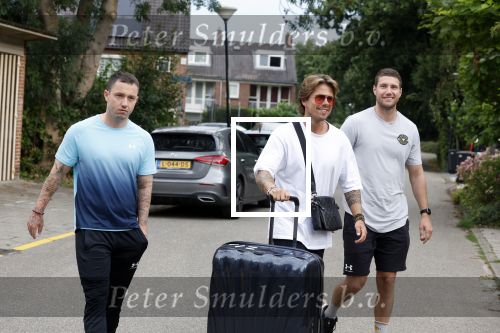 Schiphol Mijdrecht 25 juli 2022
Andre Hazes zijn zoontje Andre jr en ex Monique Westenberg arriveren op schiphol na een vakantie naar Thailand . Ze worden bij het VIP Cenrum opgehaald door Djarno en Diego Hofland die Andre naar het huis van zijn moeder Rachel in Mijdrecht brengen. Monique en Andre Jr gaan met chauffeur naar Berkel en Rodenrijs.
