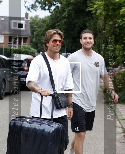 Schiphol Mijdrecht 25 juli 2022
Andre Hazes zijn zoontje Andre jr en ex Monique Westenberg arriveren op schiphol na een vakantie naar Thailand . Ze worden bij het VIP Cenrum opgehaald door Djarno en Diego Hofland die Andre naar het huis van zijn moeder Rachel in Mijdrecht brengen. Monique en Andre Jr gaan met chauffeur naar Berkel en Rodenrijs.