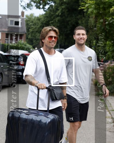 Schiphol Mijdrecht 25 juli 2022
Andre Hazes zijn zoontje Andre jr en ex Monique Westenberg arriveren op schiphol na een vakantie naar Thailand . Ze worden bij het VIP Cenrum opgehaald door Djarno en Diego Hofland die Andre naar het huis van zijn moeder Rachel in Mijdrecht brengen. Monique en Andre Jr gaan met chauffeur naar Berkel en Rodenrijs.