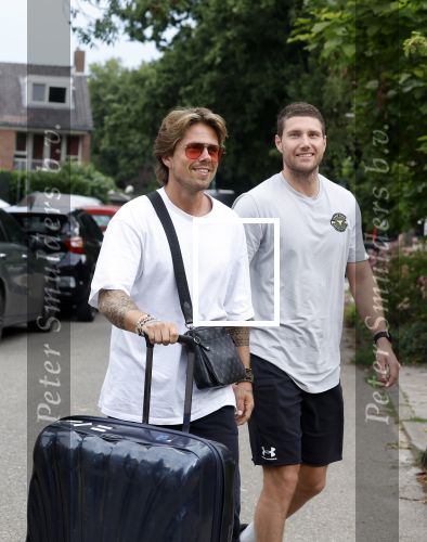 Schiphol Mijdrecht 25 juli 2022
Andre Hazes zijn zoontje Andre jr en ex Monique Westenberg arriveren op schiphol na een vakantie naar Thailand . Ze worden bij het VIP Cenrum opgehaald door Djarno en Diego Hofland die Andre naar het huis van zijn moeder Rachel in Mijdrecht brengen. Monique en Andre Jr gaan met chauffeur naar Berkel en Rodenrijs.