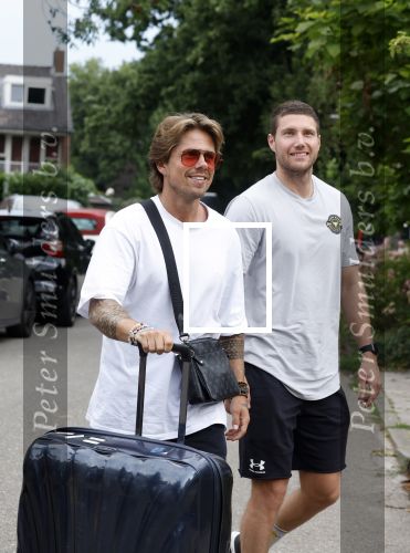 Schiphol Mijdrecht 25 juli 2022
Andre Hazes zijn zoontje Andre jr en ex Monique Westenberg arriveren op schiphol na een vakantie naar Thailand . Ze worden bij het VIP Cenrum opgehaald door Djarno en Diego Hofland die Andre naar het huis van zijn moeder Rachel in Mijdrecht brengen. Monique en Andre Jr gaan met chauffeur naar Berkel en Rodenrijs.