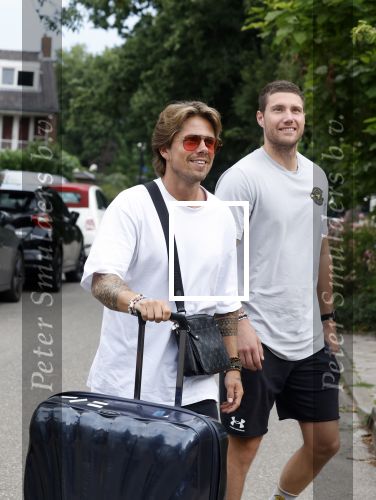 Schiphol Mijdrecht 25 juli 2022
Andre Hazes zijn zoontje Andre jr en ex Monique Westenberg arriveren op schiphol na een vakantie naar Thailand . Ze worden bij het VIP Cenrum opgehaald door Djarno en Diego Hofland die Andre naar het huis van zijn moeder Rachel in Mijdrecht brengen. Monique en Andre Jr gaan met chauffeur naar Berkel en Rodenrijs.