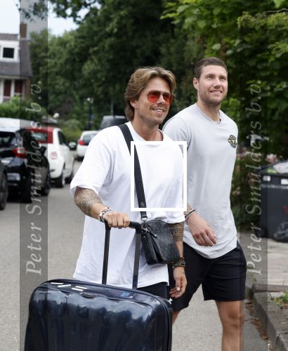 Schiphol Mijdrecht 25 juli 2022
Andre Hazes zijn zoontje Andre jr en ex Monique Westenberg arriveren op schiphol na een vakantie naar Thailand . Ze worden bij het VIP Cenrum opgehaald door Djarno en Diego Hofland die Andre naar het huis van zijn moeder Rachel in Mijdrecht brengen. Monique en Andre Jr gaan met chauffeur naar Berkel en Rodenrijs.