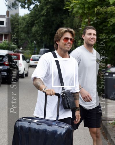 Schiphol Mijdrecht 25 juli 2022
Andre Hazes zijn zoontje Andre jr en ex Monique Westenberg arriveren op schiphol na een vakantie naar Thailand . Ze worden bij het VIP Cenrum opgehaald door Djarno en Diego Hofland die Andre naar het huis van zijn moeder Rachel in Mijdrecht brengen. Monique en Andre Jr gaan met chauffeur naar Berkel en Rodenrijs.