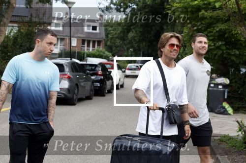 Schiphol Mijdrecht 25 juli 2022
Andre Hazes zijn zoontje Andre jr en ex Monique Westenberg arriveren op schiphol na een vakantie naar Thailand . Ze worden bij het VIP Cenrum opgehaald door Djarno en Diego Hofland die Andre naar het huis van zijn moeder Rachel in Mijdrecht brengen. Monique en Andre Jr gaan met chauffeur naar Berkel en Rodenrijs.