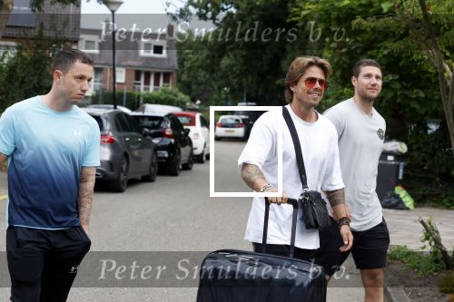 Schiphol Mijdrecht 25 juli 2022
Andre Hazes zijn zoontje Andre jr en ex Monique Westenberg arriveren op schiphol na een vakantie naar Thailand . Ze worden bij het VIP Cenrum opgehaald door Djarno en Diego Hofland die Andre naar het huis van zijn moeder Rachel in Mijdrecht brengen. Monique en Andre Jr gaan met chauffeur naar Berkel en Rodenrijs.