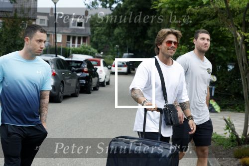 Schiphol Mijdrecht 25 juli 2022
Andre Hazes zijn zoontje Andre jr en ex Monique Westenberg arriveren op schiphol na een vakantie naar Thailand . Ze worden bij het VIP Cenrum opgehaald door Djarno en Diego Hofland die Andre naar het huis van zijn moeder Rachel in Mijdrecht brengen. Monique en Andre Jr gaan met chauffeur naar Berkel en Rodenrijs.
