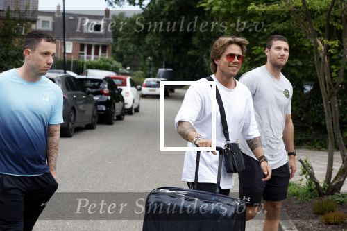Schiphol Mijdrecht 25 juli 2022
Andre Hazes zijn zoontje Andre jr en ex Monique Westenberg arriveren op schiphol na een vakantie naar Thailand . Ze worden bij het VIP Cenrum opgehaald door Djarno en Diego Hofland die Andre naar het huis van zijn moeder Rachel in Mijdrecht brengen. Monique en Andre Jr gaan met chauffeur naar Berkel en Rodenrijs.