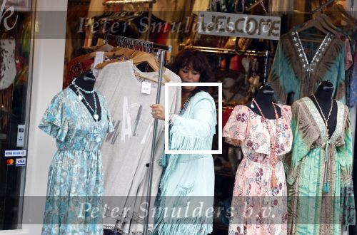 Volendam 21 juli 2022
Frank Masmeijer en zijn vriendin Anita Oostingh bij haar winkel Boetiek  de kans In Volendam .
