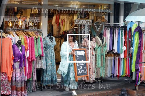 Volendam 21 juli 2022
Frank Masmeijer en zijn vriendin Anita Oostingh bij haar winkel Boetiek  de kans In Volendam .
