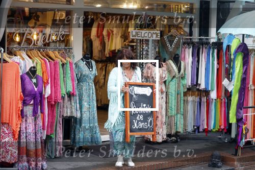 Volendam 21 juli 2022
Frank Masmeijer en zijn vriendin Anita Oostingh bij haar winkel Boetiek  de kans In Volendam .