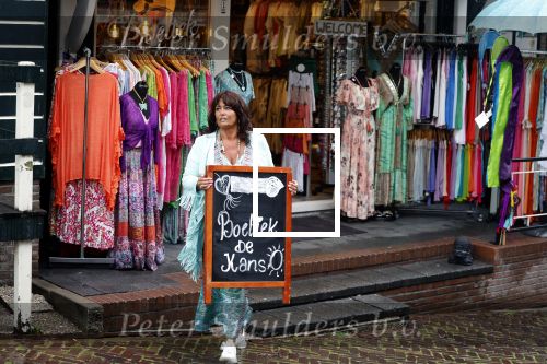 Volendam 21 juli 2022
Frank Masmeijer en zijn vriendin Anita Oostingh bij haar winkel Boetiek  de kans In Volendam .