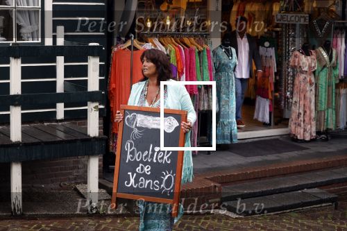 Volendam 21 juli 2022
Frank Masmeijer en zijn vriendin Anita Oostingh bij haar winkel Boetiek  de kans In Volendam .
