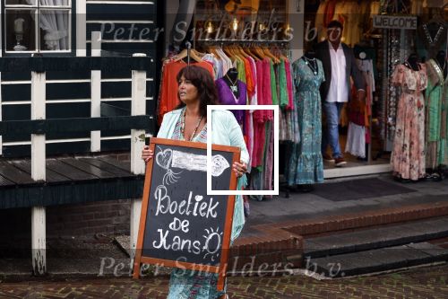Volendam 21 juli 2022
Frank Masmeijer en zijn vriendin Anita Oostingh bij haar winkel Boetiek  de kans In Volendam .