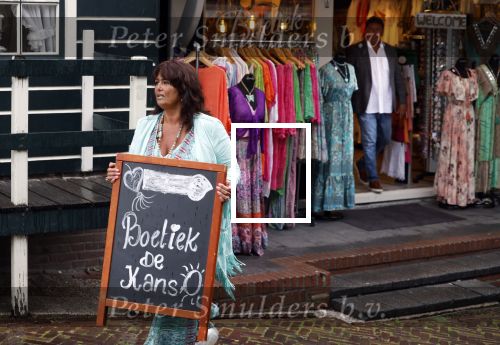 Volendam 21 juli 2022
Frank Masmeijer en zijn vriendin Anita Oostingh bij haar winkel Boetiek  de kans In Volendam .