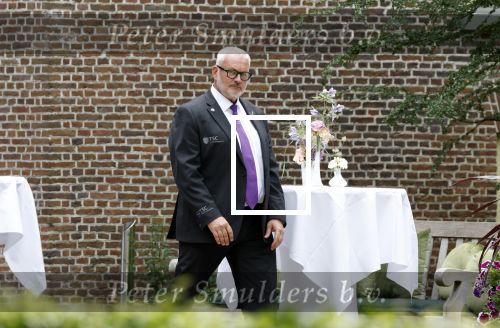 Oegstgeest 30 juli 2022
Trouwen Maxime Meiland en Leroy Molkenboer op kasteel Oud Poelgeest . Aanwezig natuurlijk Martien Meiland Erica Meiland Montana Meiland en haar partner Dirk Hoogstraten. Ook hun dochters Claire en Vive waren aanwezig. Beveiliging