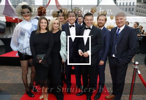Amsterdam 25 juni 2022
Het damdiner tbv het aidsfonds wordt voor de 30e keer georganiseerd . Het vind dit jaar plaats in AFAS Live. Eva Jinek kwam met Peter v d Vorst en Bob Sikkes. Miljuschka Witzenhausen Robert ten Brink en Robert ten Brink