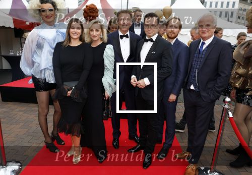 Amsterdam 25 juni 2022
Het damdiner tbv het aidsfonds wordt voor de 30e keer georganiseerd . Het vind dit jaar plaats in AFAS Live. Eva Jinek kwam met Peter v d Vorst en Bob Sikkes. Miljuschka Witzenhausen Robert ten Brink en Robert ten Brink