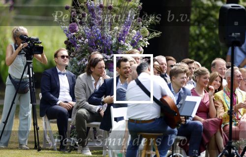 Oegstgeest 30 juli 2022
Trouwen Maxime Meiland en Leroy Molkenboer op kasteel Oud Poelgeest . Aanwezig natuurlijk Martien Meiland Erica Meiland Montana Meiland en haar partner Dirk Hoogstraten. Ook hun dochters Claire en Vive waren aanwezig. Cameraman
