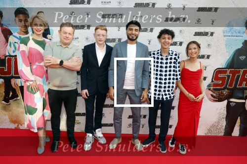 Amsterdam 20 juli 2022
Premiere Strijder in Tuschinski. Soufiane Touzani , Martijn Fischer Maartje v d Wetering Maik Cillekens Anouar Kasmi en Kailani Busker spelen de hoofdrollen.