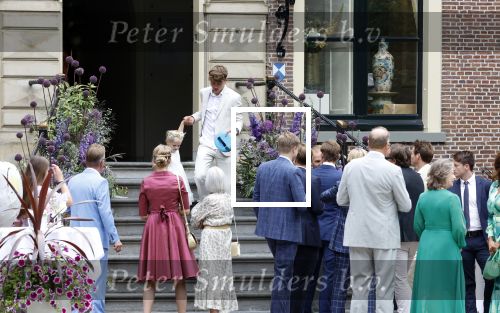 Oegstgeest 30 juli 2022
Trouwen Maxime Meiland en Leroy Molkenboer op kasteel Oud Poelgeest . Aanwezig natuurlijk Martien Meiland Erica Meiland Montana Meiland en haar partner Dirk Hoogstraten. Ook hun dochters Claire en Vive waren aanwezig.