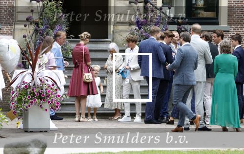 Oegstgeest 30 juli 2022
Trouwen Maxime Meiland en Leroy Molkenboer op kasteel Oud Poelgeest . Aanwezig natuurlijk Martien Meiland Erica Meiland Montana Meiland en haar partner Dirk Hoogstraten. Ook hun dochters Claire en Vive waren aanwezig.