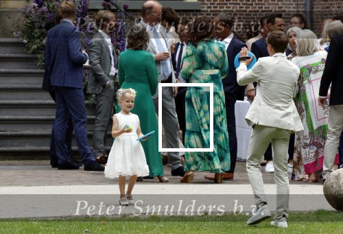 Oegstgeest 30 juli 2022
Trouwen Maxime Meiland en Leroy Molkenboer op kasteel Oud Poelgeest . Aanwezig natuurlijk Martien Meiland Erica Meiland Montana Meiland en haar partner Dirk Hoogstraten. Ook hun dochters Claire en Vive waren aanwezig.