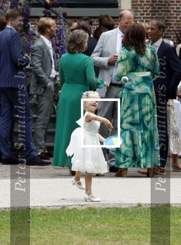 Oegstgeest 30 juli 2022
Trouwen Maxime Meiland en Leroy Molkenboer op kasteel Oud Poelgeest . Aanwezig natuurlijk Martien Meiland Erica Meiland Montana Meiland en haar partner Dirk Hoogstraten. Ook hun dochters Claire en Vive waren aanwezig.