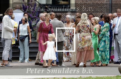 Oegstgeest 30 juli 2022
Trouwen Maxime Meiland en Leroy Molkenboer op kasteel Oud Poelgeest . Aanwezig natuurlijk Martien Meiland Erica Meiland Montana Meiland en haar partner Dirk Hoogstraten. Ook hun dochters Claire en Vive waren aanwezig.