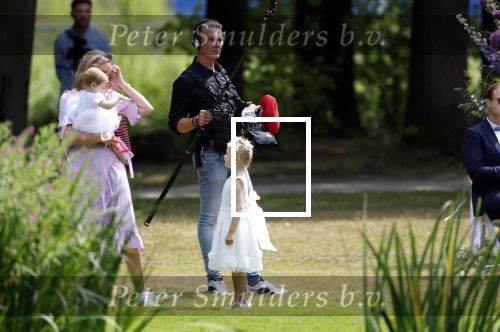 Oegstgeest 30 juli 2022
Trouwen Maxime Meiland en Leroy Molkenboer op kasteel Oud Poelgeest . Aanwezig natuurlijk Martien Meiland Erica Meiland Montana Meiland en haar partner Dirk Hoogstraten. Ook hun dochters Claire en Vive waren aanwezig.